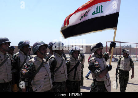 Irakische Armee Soldaten mit Kommando-Bataillon, 17. Brigade der irakischen Armee anzeigen Nationalstolz im Rahmen einer Demonstration zu den Übergang zur Operation New Dawn, Aug. 30, am gemeinsamen Service-Station Deason, Irak bedeuten. Irakische Armee Exponate zeigen Stärke 314571 Stockfoto