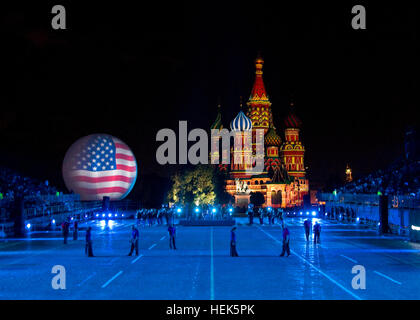 Die Army Europe Band und Chor führen Sie auf dem Roten Platz in Moskau.  Die Band und der Chor zusammen mit Bands und Interpreten aus 9 anderen Ländern sind alle "Spasskaya Tower", beteiligt sich das jährliche Militärmusik-Festival in Moskau statt.   Dies ist das erste Mal in der Geschichte, die die Army Europe Band und Chor auf dem Roten Platz durchgeführt haben.  Vor fünf Jahren trat sie im Kreml, aber noch nie hier auf dem Roten Platz mit herrlichen Basilius Kathedrale als ihre Hintergrund-Einstellung.  Fotos von Richard Bumgardner, US Army Europa Public Affairs. US Army Europe Band und Chor durchführen Stockfoto