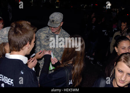 Capt Joshua Owens, Conway, Arkansas, ein Mitglied der Nationalgarde Arkansas und Commander, Headquarters und Headquarters Company, 1-114 Sicherheit und Support Aviation Battalion, Pässe, Kerzen während einer Trauerfeier in der Innenstadt von Ferizaj, Kosovo, Sept. 11. Owens, die als Teil der NATO Friedenssicherung im Kosovo mit multinationalen Battle Group Osten bereitgestellt wird, leitet eine Gruppe von Soldaten, die lokale Jugendliche im Jugendzentrum in Ferizaj Englisch beizubringen. Die Teenager statt eine Trauerfeier zu erinnern, die Leben auf 9/11 verloren. US-Soldaten, erinnern Kosovo Jugend 9 / 11 317765 Stockfoto