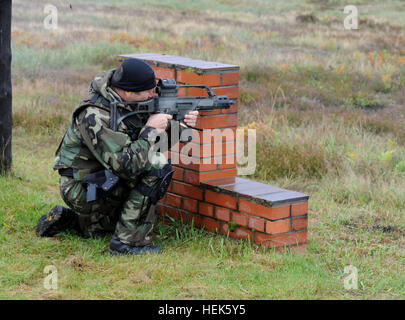 Polnische Spezialoperationen Soldaten feuern auf ein Ziel während des Trainings der Treffsicherheit in der Nähe von Drawsko Pomorskie, Polen, 15. September 2010, als Teil der Schakal Stein-Übung. Schakal-Stein, Gastgeber in diesem Jahr von Polen und Litauen, ist eine jährliche internationale Spezialoperationen Kräfte Übung. Es ist mit US Special Operations Command Europe koordiniert und umfasst Service-Mitglieder aus Polen, Litauen, Lettland, Kroatien, Rumänien, Ukraine und den Vereinigten Staaten. (US Armee-Foto von Staff Sgt. Brendan Stephens/freigegeben) Polnische Spezialoperationen Soldat feuert mit einem G36 Stockfoto