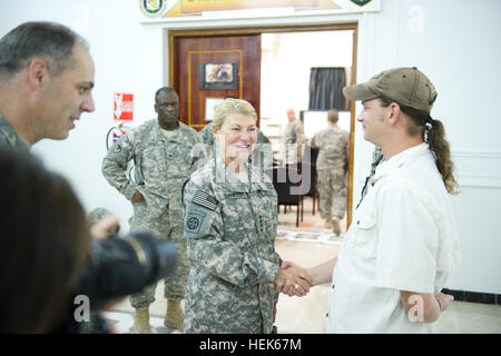 US Army General Ann Dunwoody, Kommandant der Army Materiel Command, grüßt ein US-Auftragnehmer im Camp Victory, Irak, 25. September 2010. Dunwoody besucht United States Forces - Irak Führungskräfte engagieren und Fähigkeiten des Nahen Ostens zu teilen. Operation New Dawn 324834 Stockfoto