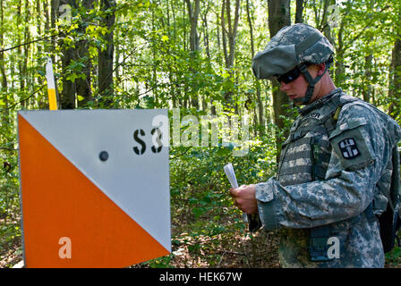 Sgt David Rider, eine combat Medic praktische Krankenschwester aus Strongsville, Ohio, zugeordnet der 256. Combat Support Hospital und Gewinner der Army Reserve beste Krieger Wettbewerb 2010, schreibt eine Punktzahl in einem Land Navigation Kurs in Fort Dix, New Jersey, 25. September 2010. Fahrer bereitet sich auf die Abteilung der Armee-Wettbewerb, Okt. 22-25. Besten Krieger bereit, Schaufenster Werkzeuge nächsten Monat 323676 Stockfoto