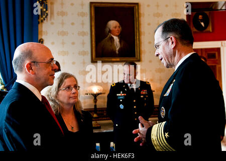 Vorsitzender der Joint Chiefs, ADM Mike Mullen Gespräche mit dem Elternteil des Armee-Personals Sgt. Robert J. Miller, Phil, Vater und Mutter Maureen Miller, Mittwoch, 6. Oktober 2010, vor der Zeremonie, die den Präsidenten ihres Sohnes Verleihung postum die Medal Of Honor in Washington DC mit sich bringt. Müller erhielt die Auszeichnung für seine Heldentaten in Afghanistan am 25. Januar 2008, nach der Anzeige unermesslichen Mut und ungewöhnlich Tapferkeit schließlich opfert sein Leben, um seinen Teamkollegen und 15 Afghanistan National Army Soldaten retten. US Armee-Foto von D. Myles Cullen freigegeben () Mich Stockfoto