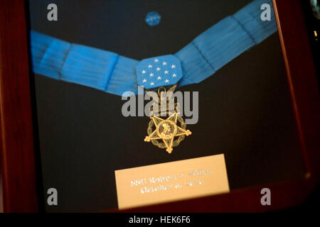 Die Medal Of Honor ist posthum zu uns staff of the Army Sgt. Robert J. Miller, während einer Zeremonie im East Room des weißen Hauses in Washington, D.C., Mittwoch, 6. Oktober 2010 verliehen.  Müller erhielt die Auszeichnung für seine Heldentaten in Afghanistan am 25. Januar 2008, nach der Anzeige unermesslichen Mut und ungewöhnlich Tapferkeit schließlich opfert sein Leben, um seinen Teamkollegen und 15 Afghanistan National Army Soldaten retten. US Armee-Foto von D. Myles Cullen (released) Robert James Miller Medal Of Honor Stockfoto