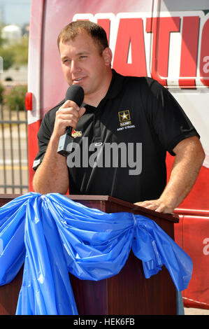 NASCAR-Rennfahrer Ryan Newman zu Arizona National Guard Soldaten spricht vor Spenden 300 NASCAR Karten zur Unterstützung der Truppen an der Papago Park militärische Reservierung, Phoenix, Arizona, Okt. 6. Mehr als 200 Soldaten besuchte die Veranstaltung und die US Army Autofahrer Newman Autogramme und machte Fotos mit viele der Soldaten. Ryan Newman gibt Nationalgarde 300 NASCAR Karten 329137 Stockfoto