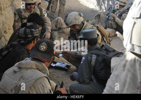 Ein kanadischer Soldat nutzt eine explosive Detection Kit, um die Finger und Füße von zwei Männern außerhalb ihrer Heimat zu testen. Kanadische Soldaten des 1. Bataillons, The Royal Canadian Regiment, zusammen mit der afghanischen Nationalarmee und die afghanische Polizei, beteiligte sich an einer partnerschaftlichen abgesessene Patrouille rund um die Panjwai "Bezirk in der Provinz Kandahar, Okt. 7. Letztlich ist die Priorität für die ISAF die ANA und ANP aufzubauen, und Sicherheit für die afghanischen Sicherheitskräfte übergeben. Eine Partnerschaft abgesessene Patrouille Panjwai'i Bezirk 331101 Stockfoto