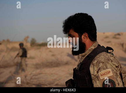 Ein Polizei-Sergeant mit 2. Bataillon, 3. afghanischen nationalen zivilen Auftrag Polizei Brigade, Patrouillen mit seiner Mannschaft durch Zhari Bezirk in der Provinz Kandahar, Afghanistan, 13. Oktober 2010. Polizisten mit 2nd BN sind eine Partnerschaft mit Mitglieder der Special Operations Task Force - South, Kropf Sicherheit im Stadtteil zu helfen. Afghanische nationale bürgerliche Ordnungspolizei stärken die Präsenz von Sicherheitskräften in der Provinz Kandahar 332592 Stockfoto