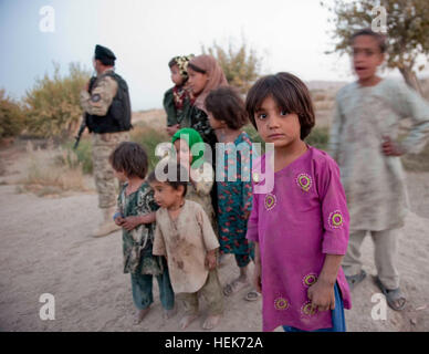 Afghanische Kinder versammeln sich in der Nähe von Polizisten mit 2. Bataillon, 3. afghanischen nationalen zivilen Auftrag Polizei Brigade, während einer Patrouille 27. Oktober, mit US-Spezialeinheiten in Zhari District, Provinz Kandahar, Afghanistan. Die ANCOP vom 2. Mrd. sind eine Partnerschaft mit Mitglieder der Special Operations Task Force - South. ANCOP, das neue Gesicht von Sicherheit, Provinz Kandahar Zhari Bezirk 335793 Stockfoto