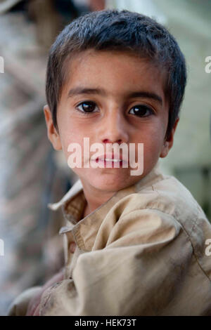 Afghanische Kinder wie diese junge traf Polizisten mit 2. Bataillon, 3. afghanischen nationalen zivilen Auftrag Polizei Brigade, während einer Patrouille Okt. 30, mit US-Spezialeinheiten in Zhari District, Provinz Kandahar, Afghanistan. Die ANCOP vom 2. Mrd. sind eine Partnerschaft mit Mitglieder der Special Operations Task Force - South. ANCOP, das neue Gesicht von Sicherheit, Provinz Kandahar Zhari Bezirk 335812 Stockfoto