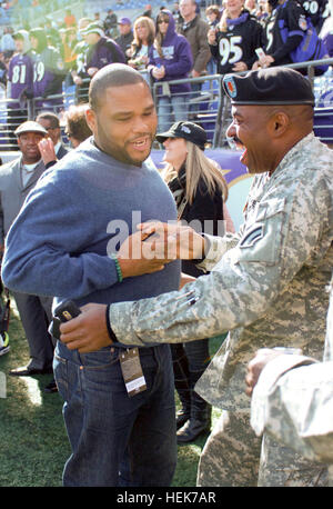 Ausgewählte Mitglieder der Nationalgarde Maryland durften M & T Bank Stadium der Baltimore Ravens Spiel, 7. November zu sehen. Die Veteranen Tag unter dem Motto Ereignis kennzeichnete eine live-Übertragung in den Irak mit Maryland Army National Guard Oberstleutnant Nathan Crum, die derzeit im Ausland tätig ist. Maryland National Guard Service-Mitglieder besuchen M & T; Bank Stadion Sonntag, 7 November, Veterans Day gefeiert. 338511 Stockfoto