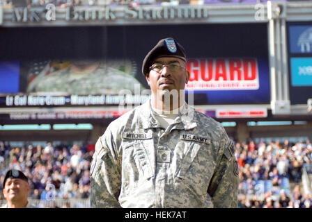 Ausgewählte Mitglieder der Nationalgarde Maryland durften M & T Bank Stadium der Baltimore Ravens Spiel 7. November 2010 zu sehen. Die Veteranen Tag unter dem Motto Ereignis kennzeichnete eine live-Übertragung in den Irak mit Maryland Army National Guard Oberstleutnant Nathan Crum, die derzeit im Ausland tätig ist. Maryland National Guard Service-Mitglieder besuchen M & T; Bank Stadion Sonntag, 7 November, Veterans Day gefeiert. 338521 Stockfoto