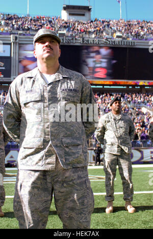 Ausgewählte Mitglieder der Nationalgarde Maryland durften M & T Bank Stadium der Baltimore Ravens Spiel 7. November 2010 zu sehen. Die Veteranen Tag unter dem Motto Ereignis kennzeichnete eine live-Übertragung in den Irak mit Maryland Army National Guard Oberstleutnant Nathan Crum, die derzeit im Ausland tätig ist. Maryland National Guard Service-Mitglieder besuchen M & T; Bank Stadion Sonntag, 7 November, Veterans Day gefeiert. 338548 Stockfoto