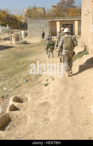 Soldaten von Special Operations Task Force East Fuß entlang einer unbefestigten Weg schneidet die Nachbarschaften von Jan Qadam Dorf, Bagram Bezirk, Parwan Provinz, Afghanistan während einer Patrouille November 10. SOTF-E Soldaten sprach mit den Anwohnern und Rapport mit dem Dorf, auf ältere, Frauen, Männer und Kinder gegründet. (Foto: U.S. Air Force 1.. Lt. Neil Samson) (Freigegeben) Jan Qadam Dorf Präsenz Patrouille 339065 Stockfoto