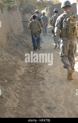 Soldaten von Special Operations Task Force East Fuß auf einem Pfad verbinden die Nachbarschaften von Jan Qadam Dorf, Bagram Bezirk, Parwan Provinz, Afghanistan während der Durchführung einer Patrouille November 10. SOTF-E Soldaten sprach mit den Anwohnern und Rapport mit dem Dorf, auf ältere, Frauen, Männer und Kinder gegründet. (Foto: U.S. Air Force 1.. Lt. Neil Samson) (Freigegeben) Jan Qadam Dorf Präsenz Patrouille 339051 Stockfoto