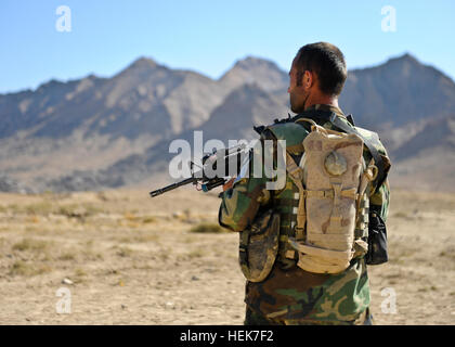 Ein afghanischer Soldat mit 3. Commando Kandak, empfohlen von Soldaten mit Special Operations Task Force - South, bietet Sicherheit für eine Boden-Element während einer Operation Lam Dorf, Khakrez Bezirk, 14. November 2010, in der Provinz Kandahar, Afghanistan Aufständische entfernt.  (US Armee-Foto von Spc. Daniel s. schüttelte/Special Operations Task Force - Süd) (Freigegeben) 101114-A-7597S-047 (6856482937) Stockfoto
