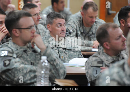 US-Armee Soldaten anhören US Army General Lloyd Austin III, Kommandant, Vereinigte Staaten Kräfte-Irak über Stabilisierungsoperationen auf Camp Victory, am 16. November. Stabilität-Akademie eine kurze 347419 Stockfoto