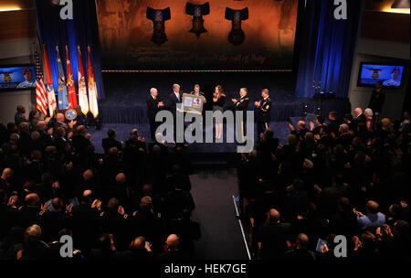 Ehrenmedaille Empfänger Staff Sergeant Salvatore A. Giunta erhält ein Foto und Zitat aus der Secretary Of The Army, die Honorable John M. McHugh im Pentagon Auditorium am 17. November 2010. US-Verteidigungsminister Robert Gates (links), SSG Giunta Frau sind auf der Suche auf Jennifer, Chef des Stabes der Thr Armee, General George Casey und Sergeant-Major der Armee Kenneth Preston.  US Armee-Foto von Monica King Flickr - die US-Armee - Halle der Helden Enthüllung (1) Stockfoto