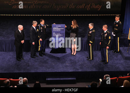 Ehrenmedaille Empfänger Staff Sergeant Salvatore A. Giunta und seine Frau Jennifer, enthüllen die Halle der Helden Plaque im Pentagon Auditorium am 17. November 2010.   US Armee-Foto von Monica King Flickr - die US-Armee - Halle der Helden Enthüllung Stockfoto