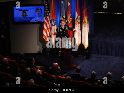 Ehrenmedaille Empfänger Staff Sergeant Salvatore A. Giunta spricht das Publikum nach Erhalt der Medal Of Honor Citation, die Flagge und die Halle der Helden Plaque im Pentagon Auditorium am 17. November 2010.   UNS Armee Foto von Monica King, spricht AMVID Salvatore A. Giunta das Publikum in der Halle der Helden Stockfoto