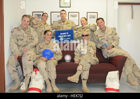 Navy Lt. Jason Duff (Mitte hinten) und die gemeinsamen Stress Minderung und Restaurierungsteam Mitarbeiter, in einem Moment der Leichtsinn, präsentieren Stress Tools, Joint Task Force Guantanamo Troopers, 18 November gegeben. JSMART Team GTMO 346609 Stockfoto