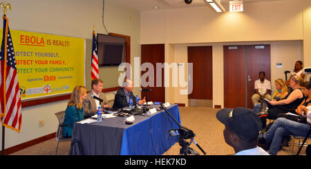 Eine US-Delegation hält eine Pressekonferenz ab, um über ihre Erkundungsreise durch Liberia zu berichten, die die Auswirkungen der Ebola-Epidemie bewertet. Der Delegation gehören Beamte des USAID, des Verteidigungsministeriums und der Centers for Disease Control and Prevention an. Stockfoto