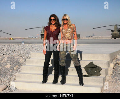 World Wrestling Entertainment (WWE) Divas Eve Torres (Eve) und Barbara Blank (Kelly Kelly), posieren für ein Foto vor der Flightline Kandahar airfield, Afghanistan, 3. Dezember 2010. Professionelle Wrestler Big Show, Eve, Kelly Kelly und WWE-Präsident Vince McMahon besucht Service-Mitglieder für die achte jährliche WWE-Hommage an die Truppen in Kandahar, Afghanistan bereitgestellt. (Foto: U.S. Army CPL. Carol A. Lehman/freigegeben) Eve Torres mit Barbie Blank in Afghanistan Stockfoto