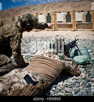 PFC. Ethan Bednar, Schütze mit Alpha Company, 1. Bataillon, 125. Infanterie-Regiment 37. Infantry Brigade Combat Team, unterstützt ein deutscher Soldat, zugewiesenen Task Force Kunduz, feuern eine leichtes Maschinengewehr M249 Reihe Brand auf Forward Operating Basis Kunduz, Kunduz, Afghanistan, 11. Mai 2012 statt. (37. IBCT Foto von 1st Lt. Catalin Bugan) (Freigegeben) Task Force Viking hostet deutsche schützen 120511-A-XX000-003 Stockfoto