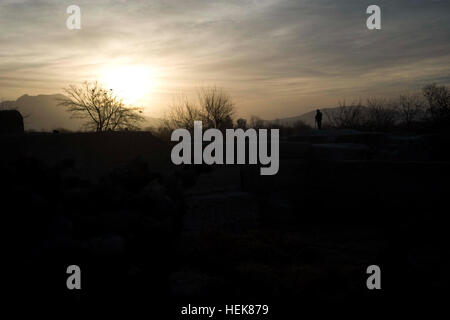 Kommandos mit der 3. afghanischen nationalen Armee Commando Kandak bieten Overwatch Sicherheit im Morgenlicht Kommandos und afghanische Grenzpolizei sichere Sprengstoffe und Teezubehör während einer zweitägigen Operation Dez. 19 und 20, in Zhari District, Provinz Kandahar, Afghanistan. Die Commandos und ABP wurden mit Mitgliedern der Special Operations Task Force - South für den Betrieb zusammengeschlossen. Afghanische Commandos, Grenzpolizei sichere Sprengstoffe in gemeinsamen Kandahar clearing-Betrieb 352117 Stockfoto