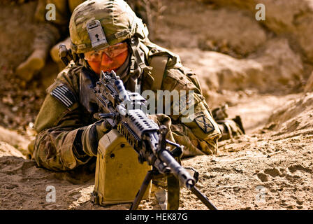 US Army Spc. Paul M. Cattorn, ein Peru, ind., Native und Kader automatische Waffe Maschinengewehrschütze zugeordneten Unternehmen C, 2. Bataillon, 30. Infanterie-Regiment, 4th Brigade Combat Team, 10th Mountain Division, Task Force Sturm, bietet Sicherheit für afghanische nationaler Sicherheit am zweiten Tag eine sechstägige abgesessene Betrieb hier, Dez. 20 Kräfte. Soldaten der Firma C und ANSF geschoben durch westliche Baraki Barak auf einer sechstägigen Fuß Patrouille Taliban Einfluss zu beseitigen und eine afghanische Regierung Präsenz. ANSF, TF Sturm Soldaten arbeiten, um Taliban Einfluss von Baraki Barak 353670 fegen Stockfoto