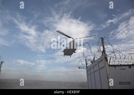 Ein US-Armee CH-47 Chinook-Hubschrauber startet von Forward Operating Base Curry während des Betriebs Toccoa Takarah 3, 27. Dezember 2010. Die CH-47 Chinook-Hubschrauber ist Teil einer Luft-Angriff-Mission, wo Mitglieder des 4. Bataillons, 320th Field Artillery Regiment, 4th Brigade Combat Team, Alpha-Batterie, 101. US-Luftlandedivision führte eine Kordon und Suche und besuchte auch Schlüssel Führer Engagements. (Foto: Zacharay Spc. Burke) Toccoa Takarah 3 354877 Stockfoto