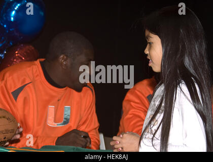 FORT BLISS, Texas (27. Dezember 2010) A Fort Bliss Youngster geht die Hurricanes Autogramm Linie bei Freiheit Crossing in Fort Bliss, die Post neue Post Exchange Komplex, 27. Dezember. Rund 50 Fußball-Spieler von der University of Miami kam auf Post zu treffen und grüßen Armee Familien im Rahmen des einwöchigen 2010 Hyundai Sun Bowl Festlichkeiten, der zu ihrem Spiel gegen die Fighting Irish von der University of Notre Dame Dez. 31 führt. Foto von David Poe. Soldaten treffen Fußballspieler 353617 Stockfoto