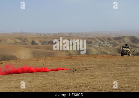 HERAT, Afghanistan – A Soldier mit Forward Support Unternehmen G, 4. Infanterie-Division, 3. Bataillon, 16. Feldartillerie-Regiment, 2nd Brigade Combat Team begibt sich eine Fackel, um Warnung einen Hubschrauber für eine medizinische Evakuierung, November 1. Die Soldaten halfen einen verwundeten Soldaten der afghanischen Nationalarmee zu evakuieren, wenn sein Fahrzeug von einem improvisierten Sprengsatz getroffen wurde. (US Armee-Foto von Staff Sgt Jennifer Hibbert, 3. Bataillon, 16. Feldartillerie-Regiment, 2nd Brigade Combat Team, 4. US-Infanteriedivision) Rote Fackel 489263 Stockfoto