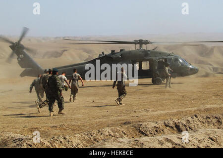 HERAT, Afghanistan-Soldaten mit Forward Support Unternehmen G, 3. Bataillon 16. Feldartillerie-Regiment, 2nd Brigade Combat Team, 4. US-Infanteriedivision und afghanische nationale Armee-Soldaten tragen einen verwundeten ANA-Soldaten zu einem wartenden Hubschrauber 1 November. Während einer partnerschaftlichen Konvoi war eines der ANA-LKW durch eine improvisierte explosive Vorrichtung getroffen.  (US Armee-Foto von Staff Sgt Jennifer Hibbert, 3. Bataillon, 16. Feldartillerie-Regiment, 2nd Brigade Combat Team, 4. US-Infanteriedivision) Evakuierung 489260 Stockfoto