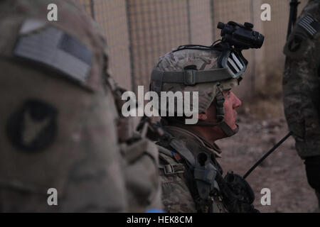 US Army Spc. Roman Eastman von Akron, Iowa, eine Feuer-Support-Spezialist mit 3rd Platoon, Bravo Truppe, 1. Staffel, nimmt 113. Kavallerie-Regiment eine Knie, als er während einer Mission kurz, Parwan Provinz, Afghanistan, 2. Januar 2011 hört. Bravo führen Trupp Soldaten eine Nachtpatrouille zur Gewährleistung der Sicherheit aller Fahrzeug Patrol Base Dandar. Bravo führt Truppe Sicherheitspatrouille am Fahrzeug Patrol Base Dandar 356206 Stockfoto