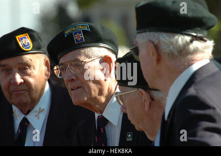 Mark Radcliffe (zweiter von links) und andere Vveterans von der ersten Special Service Force anhören Brigadegeneral Stan Putnam, Montana Army National Guard, sprechen während einer Trauerfeier zu Ehren von ihrem 60. Wiedersehen in Helena, Mt. am 18. August 2006.  Die erste spezielle Dienste zwingen an Ft Harrison, Mt. im Juli 1942 als gemeinsame Kraft des Amerikaners gebildet und kanadische Soldaten ausgebildet, um eine Elite Strike werden Kraft und war der Vorläufer der heutigen Special Forces.  (Offizielle US Armee-Foto von SSG Roger Dey) (Freigegeben) 1st Special Service Force 60. Wiedersehen in Helena 2006-08-18-4 Stockfoto