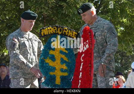 Generalmajor Thomas Csrnko (rechts) Kommandant der Army Special Forces Command, legen hilft einen Kranz, die modernen Spezialeinheiten am ersten Special Service Force Denkmal in Helena, Mt. während einer Trauerfeier zu Ehren von ihrem 60. Wiedersehen am 18. August 2006 darstellt.  Die erste spezielle Dienste zwingen an Ft Harrison, Mt. im Juli 1942 als gemeinsame Kraft des Amerikaners gebildet und kanadische Soldaten ausgebildet, um eine Elite Strike werden Kraft und war der Vorläufer der heutigen Special Forces.  (Offizielle US Armee-Foto von SSG Roger Dey) (Freigegeben) 1st Special Service Force 60. Wiedersehen in Helena 2006-08 Stockfoto