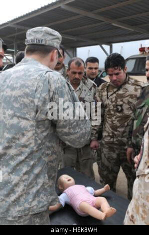 Soldaten der 162nd Area Support Medical Company unterweisen irakische Soldaten in der Reaktion auf Säuglinge und erste-Hilfe-Techniken während eines grundlegenden Rettungskurses auf der Notfallbasis Basra, Irak. Stockfoto