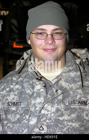 Der Missouri National Guard reagierte auf einem großen Wintersturm, die meisten von Missouri, einschließlich Joplin abgedeckt.  Die 294th Ingenieur-Unternehmen mit dem Sitz in Pierce City, Mo, ging im Standby-Modus in der Größenordnung von Missouri Gouverneur Jay Nixon vorbereitet und bereit zur Beantwortung von Anfragen aus einer Vielzahl von staatlichen Behörden und die Bürger von Missouri sein.  Die 294. wurde mehrere Missionen, einschließlich der Unterstützung der Missouri State Highway Patrol mit Fahrzeugprüfungen am Interstate 44 zwischen Sarcoxie, Mo und der Missouri-Oklahoma State Line zugeordnet.  Auf diesem Foto Pvt. 1. Klasse Derek Schmitt, Carterville, Mo, 294th E Stockfoto