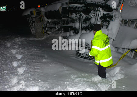 Der Missouri National Guard reagierte auf einem großen Wintersturm, die meisten von Missouri, einschließlich Joplin abgedeckt.  Die 294th Ingenieur-Unternehmen mit dem Sitz in Pierce City, Mo, ging im Standby-Modus in der Größenordnung von Missouri Gouverneur Jay Nixon vorbereitet und bereit zur Beantwortung von Anfragen aus einer Vielzahl von staatlichen Behörden und die Bürger von Missouri sein.  Die 294. wurde mehrere Missionen, einschließlich der Unterstützung der Missouri State Highway Patrol mit Fahrzeugprüfungen am Interstate 44 zwischen Sarcoxie, Mo und der Missouri-Oklahoma State Line zugeordnet.  Auf diesem Foto Sgt. 1. Klasse Bobby Vore von Joplin, 294th Ingenieur-Unternehmen Stockfoto