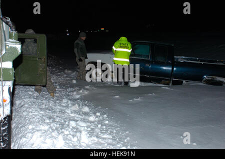 Der Missouri National Guard reagierte auf einem großen Wintersturm, die meisten von Missouri, einschließlich Joplin abgedeckt.  Die 294th Ingenieur-Unternehmen mit dem Sitz in Pierce City, Mo, ging im Standby-Modus in der Größenordnung von Missouri Gouverneur Jay Nixon vorbereitet und bereit zur Beantwortung von Anfragen aus einer Vielzahl von staatlichen Behörden und die Bürger von Missouri sein.  Die 294. wurde mehrere Missionen, einschließlich der Unterstützung der Missouri State Highway Patrol mit Fahrzeugprüfungen am Interstate 44 zwischen Sarcoxie, Mo und der Missouri-Oklahoma State Line zugeordnet. Auf diesem Foto Spc. Kenneth Kincaid von Springfield, 294th Ingenieur Compan Stockfoto