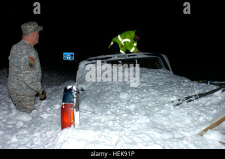 Der Missouri National Guard reagierte auf einem großen Wintersturm, die meisten von Missouri, einschließlich Joplin abgedeckt.  Die 294th Ingenieur-Unternehmen mit dem Sitz in Pierce City, Mo, ging im Standby-Modus in der Größenordnung von Missouri Gouverneur Jay Nixon vorbereitet und bereit zur Beantwortung von Anfragen aus einer Vielzahl von staatlichen Behörden und die Bürger von Missouri sein.  Die 294. wurde mehrere Missionen, einschließlich der Unterstützung der Missouri State Highway Patrol mit Fahrzeugprüfungen am Interstate 44 zwischen Sarcoxie, Mo und der Missouri-Oklahoma State Line zugeordnet. Blizzard schließt Interstate 44 in Missouri 362873 Stockfoto