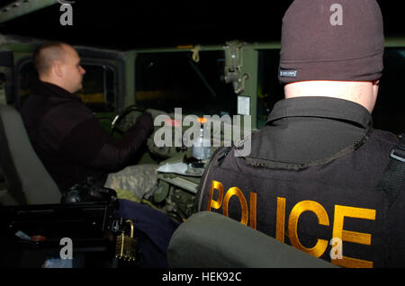 Der Missouri National Guard reagierte auf einem Wintersturm in dieser Woche, die einen großen Teil des Staates mit Eis und Schnee, darunter Bolivar abgedeckt.  Die 1138th Military Police Company, mit Sitz in Springfield, Mo ging im Standby-Modus nach Missouri Gouverneur Jay Nixon darauf vorbereitet sein, Bürgern zu helfen und andere Agenturen wie die Notwendigkeit entstand.  Die 1138th Soldaten an zahlreichen Standorten einschließlich Newton County, Jasper County, Libanon, Springfield, Rolla und Bolivar gesendet.  Sgt. Clint Keltner von Springfield und Spc. Michael Rückberufung vom Kran, beider 1138th MPs unterstützt die Bolivar Police Department ich Stockfoto