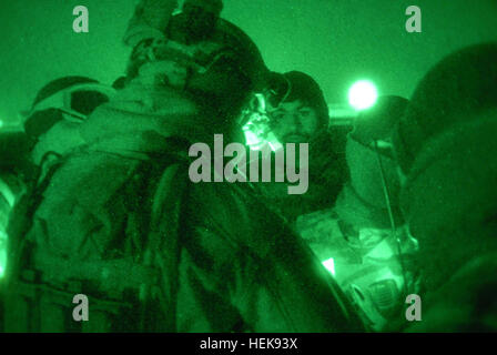 US Special Forces Soldaten mit Special Operations Task Force - führt South kurz vor der Operation 8. Februar 2011, mit afghanischen Commandos mit 2. Kompanie, 3. Commando Kandak vor dem Einschiffen auf einem Abstand Betrieb in Shah Wali Kot District, Provinz Kandahar, Afghanistan. Die Commandos festgenommen und wandte sich mehr als 20 mutmaßliche Aufständische zu den District Chief der Polizei Bacha Khan während des Betriebs. Afghanischen Commandos, US Special Forces klar Northern Kandahar 365609 Stockfoto