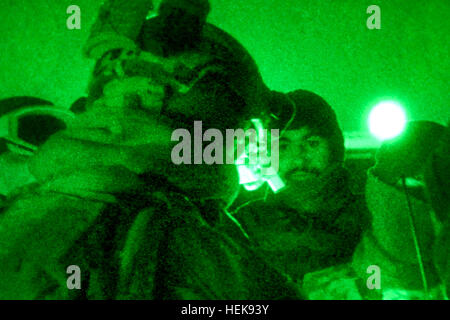 US Special Forces Soldaten mit Special Operations Task Force – führt Süden eine präoperative kurze 8. Februar 2011, mit afghanischen Commandos mit 2. Kompanie, 3. Commando Kandak vor dem Einschiffen auf einem Abstand Betrieb in Shah Wali Kot District, Provinz Kandahar, Afghanistan.  Die Commandos festgenommen und übergab 20 mutmaßliche Aufständische, der Bezirk Polizeichef, Bacha Khan, während des Betriebs.  (Foto: U.S. Army Staff Sgt. Jeremy D. Crisp) (Freigegeben). Flickr - der US-Armee - Nacht kurz Stockfoto