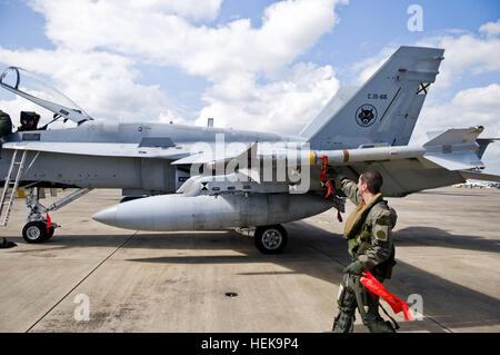 Spanische f-18 Kämpfer tanken am Naval Air Station Sigonella, Italien. Diese Flugzeuge sind Teil der Task Force Odyssey Dawn, die US Africa Command-Task-Force gegründet, um operative und taktische Kommando und Kontrolle von US-Militär zwingt die internationale Reaktion auf die Unruhen in Libyen und Durchsetzung der Resolution 1973 des Sicherheitsrates der Vereinten Nationen zu unterstützen. Resolution 1973 autorisiert alle erforderliche Maßnahmen zum Schutz der Zivilbevölkerung in Libyen unter Androhung eines Angriffs durch Gaddafi-Regime Kräfte. EF-18 Operation Odyssey Dawn Stockfoto