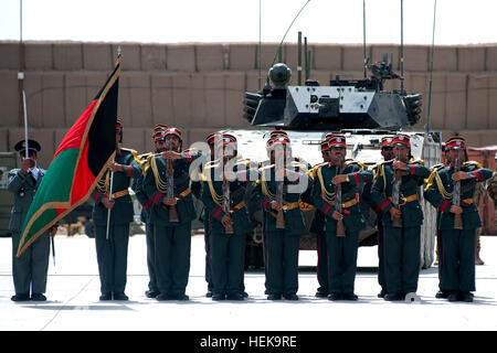 Afghanische Armee und Polizei besuchte die regionalen Kommando-West Übertragung der Autorität in Herat April 4. RC-W, die eine Italienisch-geführten Befehl ist, begrüßte Major General Carmine Masiello, als er Major General Marcello Bellacicco als Kommandeur RC-W ersetzt. Afghanischen nationalen Sicherheitskräfte und RC-W Führern und Truppen haben gearbeitet, als Partner zu sichern und Westafghanistan zu entwickeln, um Frieden und Stabilität für afghanische Zivilisten zur Verfügung zu stellen. Anwesend waren mehrere Ehrengäste, darunter General David Petreaus, Kommandeur der ISAF und die US-Truppen in Afghanistan, Generalleutnant David Rodriguez Stockfoto