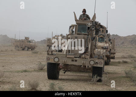 US-Armee Soldaten, 469th Mobilität Augmentation Unternehmen, 863rd Pionier-Bataillon, zugewiesen warten auf Kraftstoff während Betrieb Lara Pranistal, im Bezirk Shorabak, Provinz Kandahar, Afghanistan, 14. April 2011. Lara Pranistal Betrieb ist eine gemeinsame Aktion zu deaktivieren Sie die Strecke zwischen Spin Boldak und Shoraback Bezirk von improvisierten Sprengkörpern oder Strecke gefahren, die Boden-Linien der Kommunikation wieder herzustellen. Route löschen während Betrieb Lara Pranistal 110414-A-WA427-057 Stockfoto