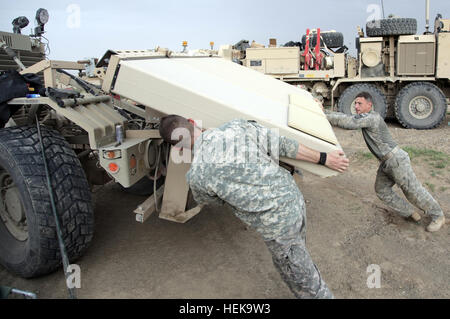 U.S. Army Soldaten der 469th Mobilität Augmentation Company, 863rd Pionier-Bataillon, zugewiesen anpassen das Radargerät Boden eindringen während Opearion Lara Pranistal, im Bezirk Shorabak, Provinz Kandahar, Afghanistan, 15. April 2011. Lara Pranistal Betrieb ist eine gemeinsame Aktion zu deaktivieren Sie die Strecke zwischen Spin Boldak und Shoraback Bezirk von improvisierten Sprengkörpern oder Strecke gefahren, die Boden-Linien der Kommunikation wieder herzustellen. Betrieb Lara Pranistal ABP Checkpoint 110415-A-WA427-002 Stockfoto