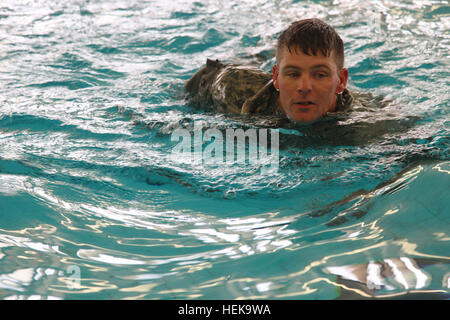 US Army Spc. Kevin Ruckman zugewiesen Alpha Company, 703rd Brigade Support Battalion, 4th beraten und unterstützen Brigade der 3. US-Infanteriedivision, Wasser Überlebenstraining auf Al Asad Air Base, Irak, 15. April 2011 zu führen. US-Soldaten wurden in Wasser überleben als Teil der Operation New Dawn ausgebildet. (US Armee-Foto von Pfc. Brian Chaney/freigegeben) US Army Spc. Kevin Ruckman zugewiesen Alpha Company, 703rd Brigade Support Battalion, 4. beraten und unterstützen Brigade der 3. US-Infanteriedivision, leiten Wasser Überlebenstraining auf Al Asad Air Base, Irak 110415-A-EM978-060 Stockfoto