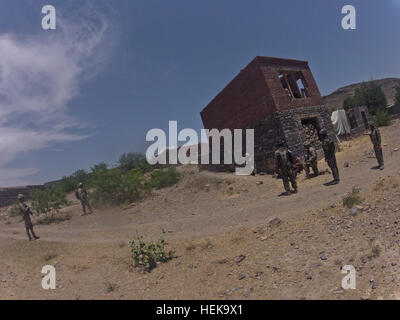 Fallschirmjäger der US-Armee des 2. Platoon, des Teams Comanche, des 1. Bataillons (Airborne), des 501. Infanterieregiments und der afghanischen Nationalarmee führen gemeinsame Patrouillen im Distrikt Terezayi vom Kampfposten Terezayi aus durch, um die Sicherheit und Präsenz aufrechtzuerhalten. Stockfoto